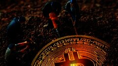 /img/posts/2021/11/bitcoin-hashrate-nears-all-time-high-captured-in-may-btc-mining-rigs-produced-in-2016-still-profitable-240x172.jpg